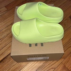 YEEZY SLIDES SIZE US 4 GLWGRN (neon)